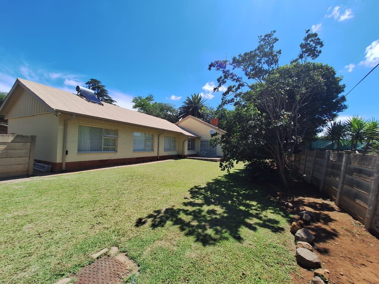 Charming 5- Bedroom Family Home in Fichardtpark  photo 2