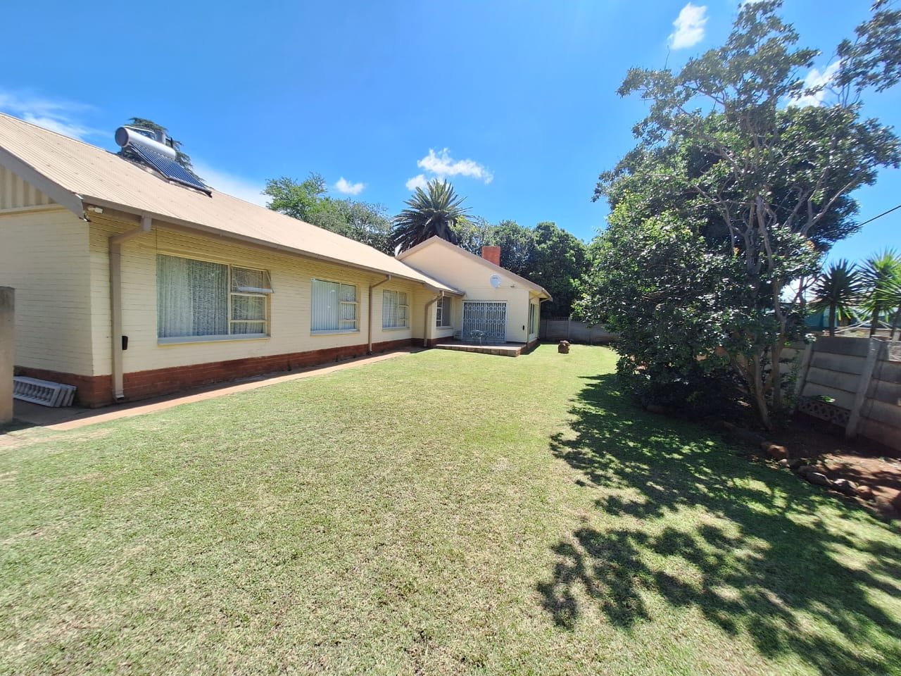 Charming 5- Bedroom Family Home in Fichardtpark 