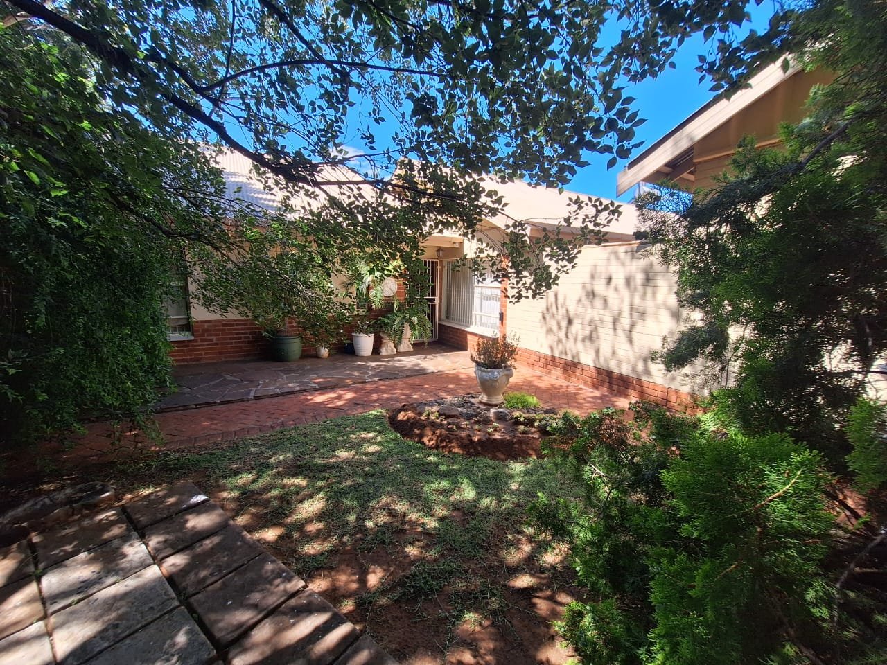 Charming 5- Bedroom Family Home in Fichardtpark  photo 3