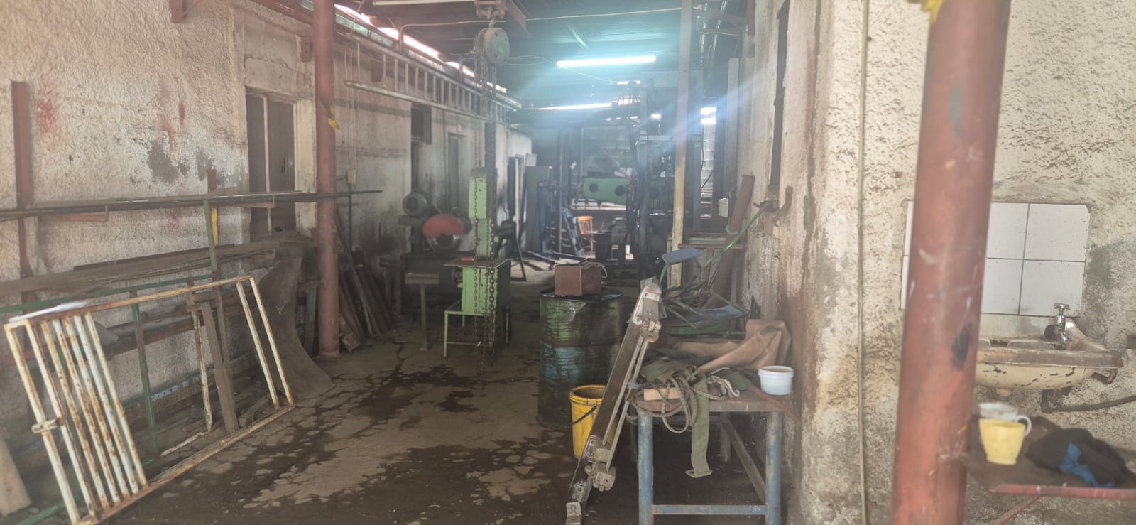 A Fully Operational Engineering Workshop  photo 3