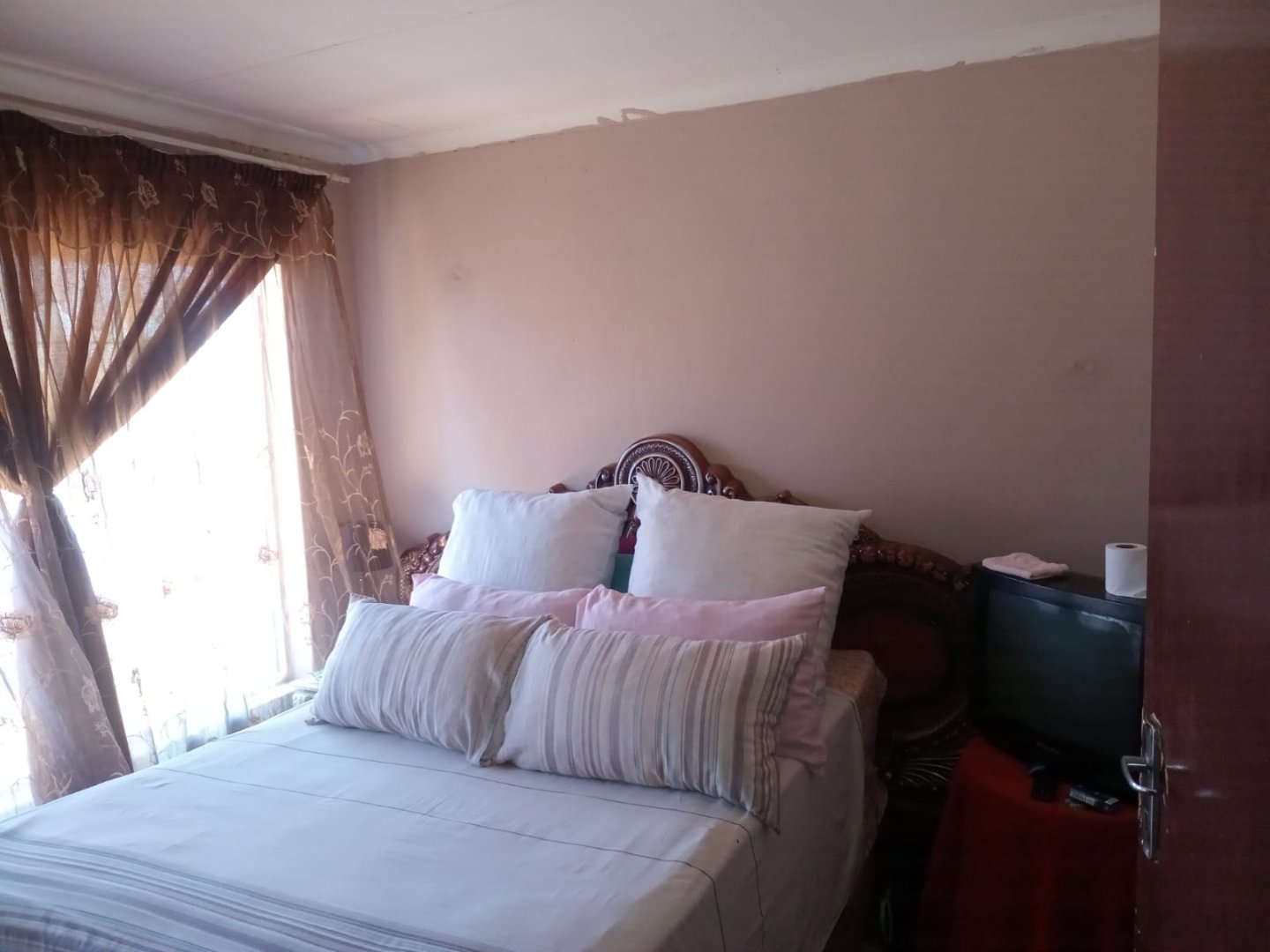 Neat 2-Bedroom Home with Big Yard photo 2