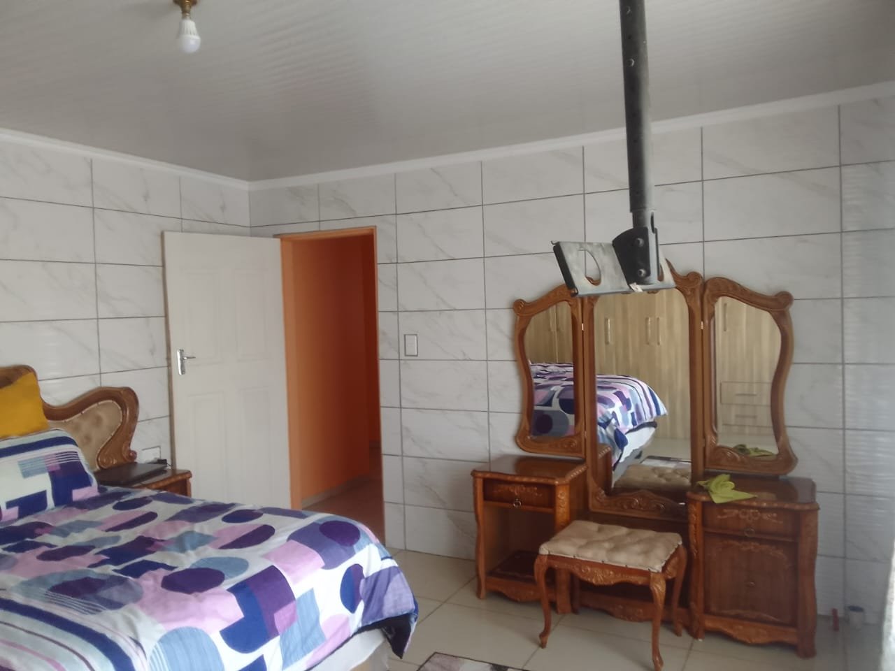 3 BEDROOM HOME WITH GARAGE photo 2