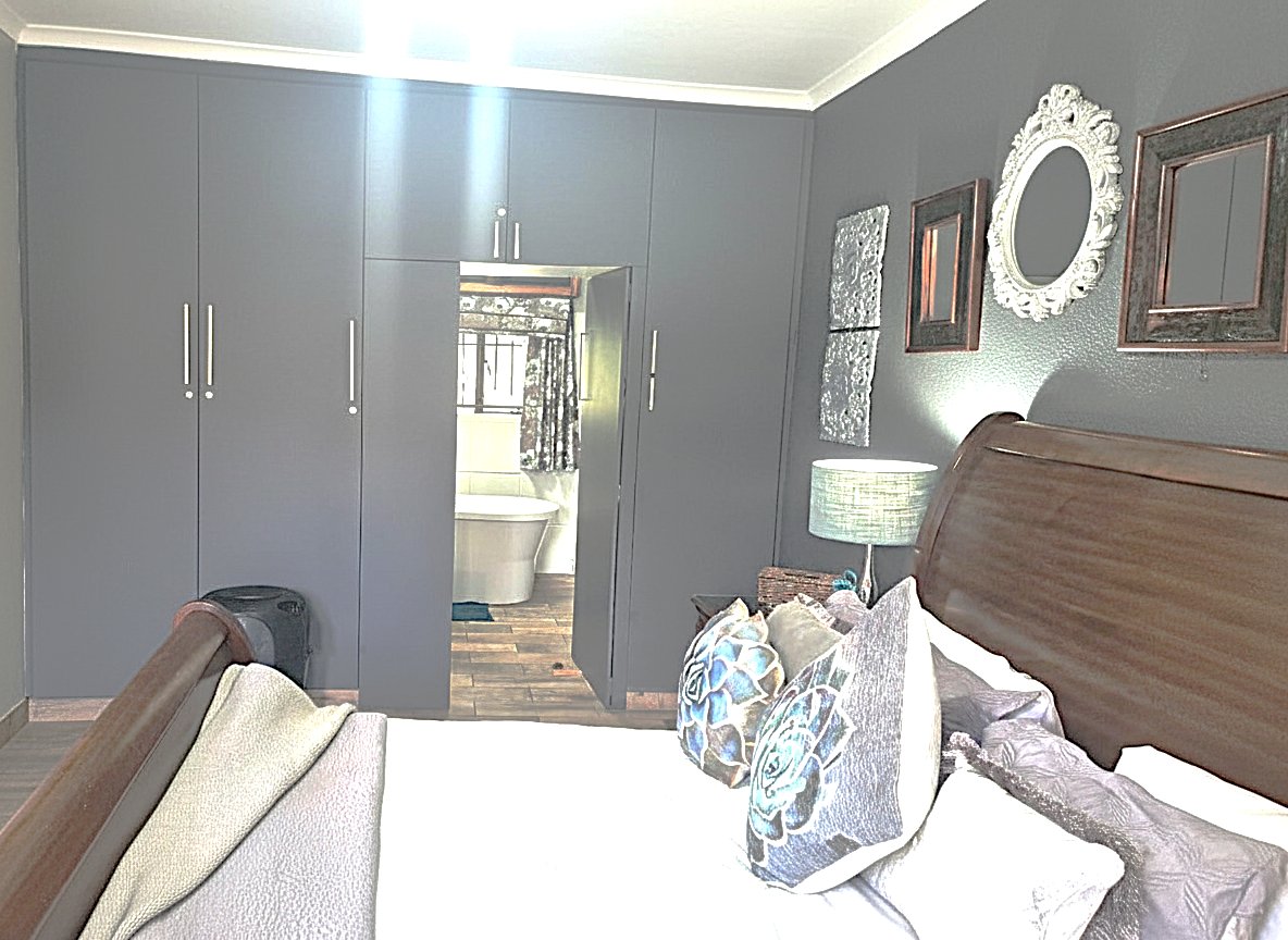 3 bedroom house with 2 self-contained guest suites and partial solar in Dan Pienaar photo 4