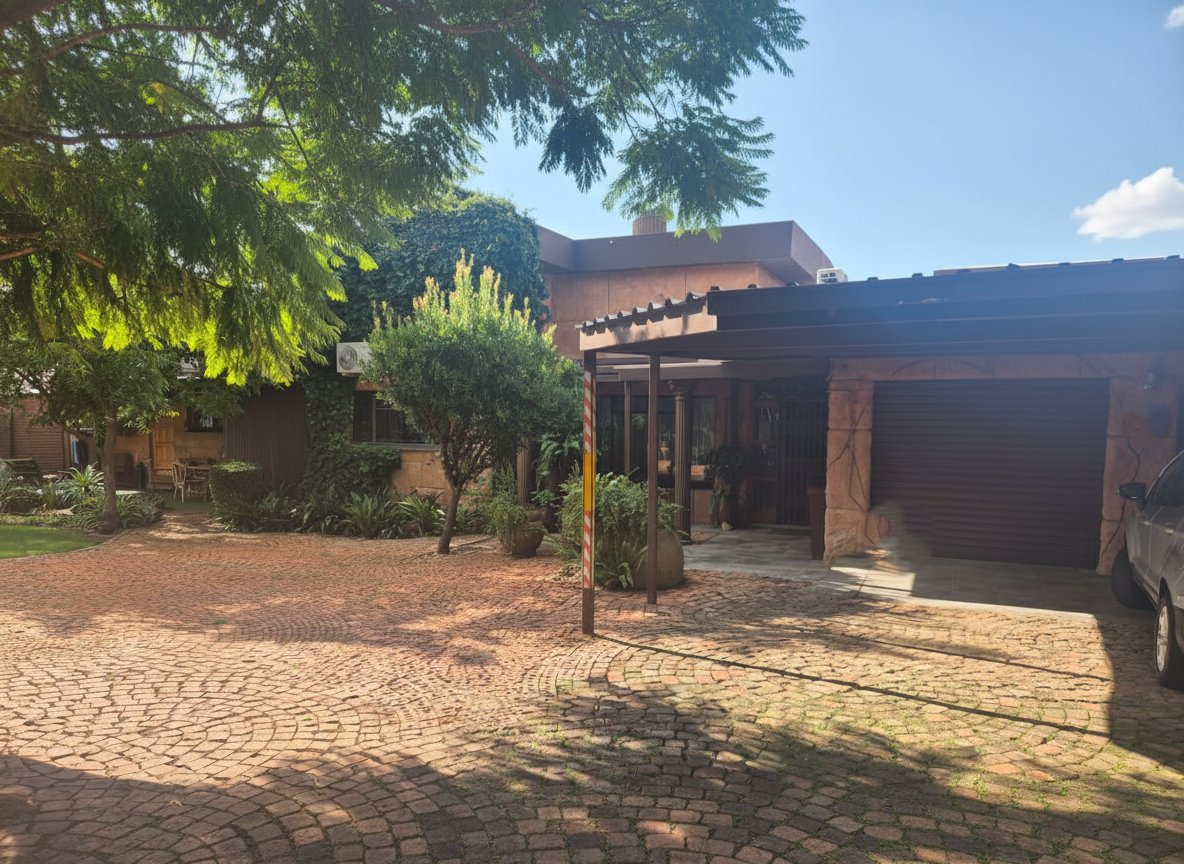 3 bedroom house with 2 self-contained guest suites and partial solar in Dan Pienaar
