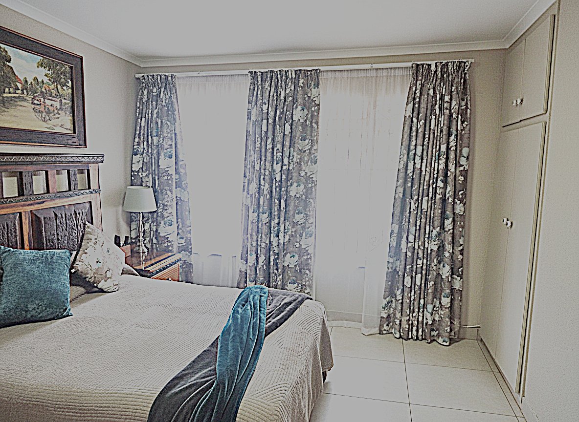 3 bedroom house with 2 self-contained guest suites and partial solar in Dan Pienaar photo 3