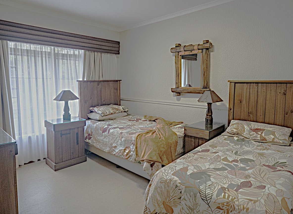 3 bedroom house with 2 self-contained guest suites and partial solar in Dan Pienaar photo 2