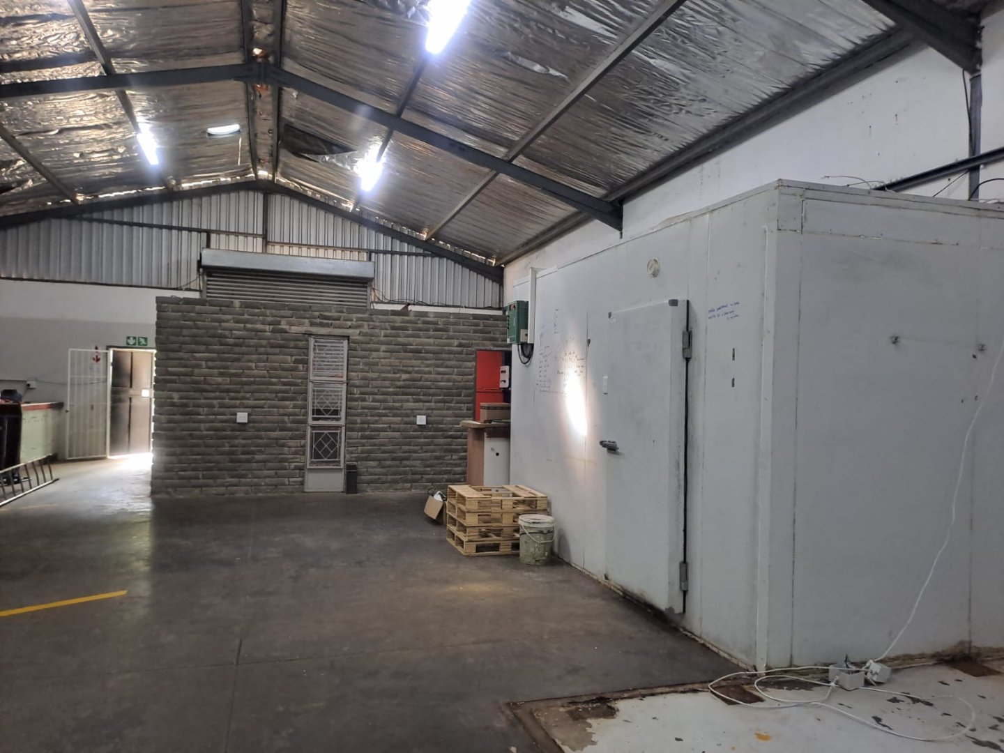 FOR SALE – PRIME WORKSPACE / STORAGE IN HILTON