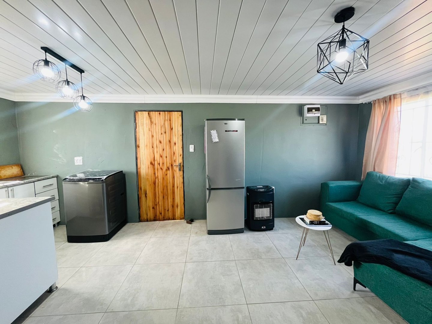 Modern, Move-In Ready Home with Excellent Expansion Potential photo 4