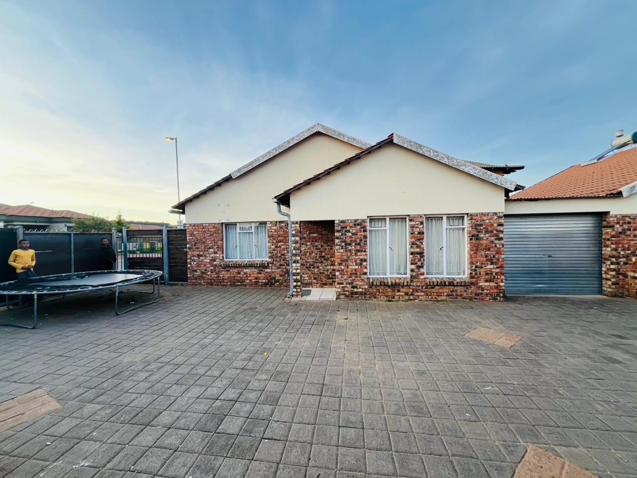 Cozy & Secure Townhouse in Vista Park
