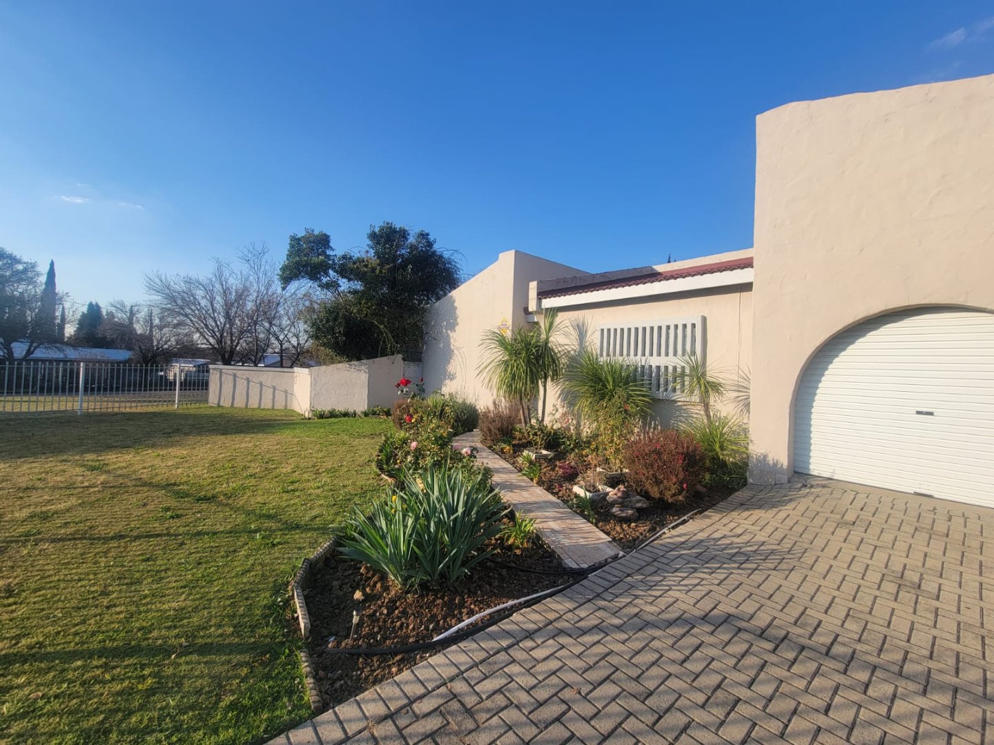 Spacious 5-Bedroom Family Home with Pool, Braai Room & Triple Garage — Suidrand, Kroonstad photo 4
