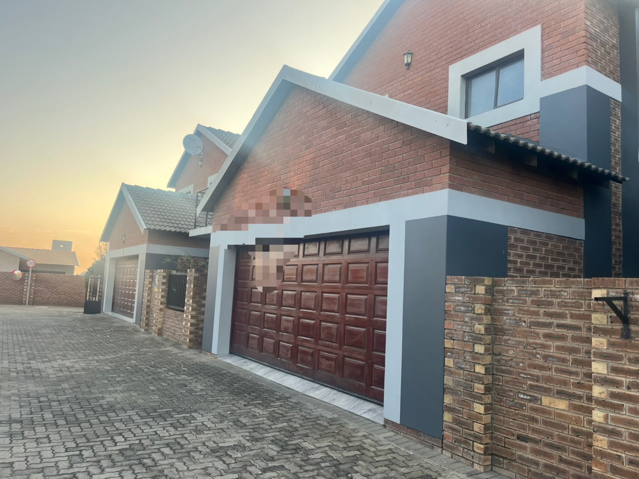 4-BEDROOM DOUBLE-STOREY TOWNHOUSE IN A SECURED HEUWELSIG ESTATE