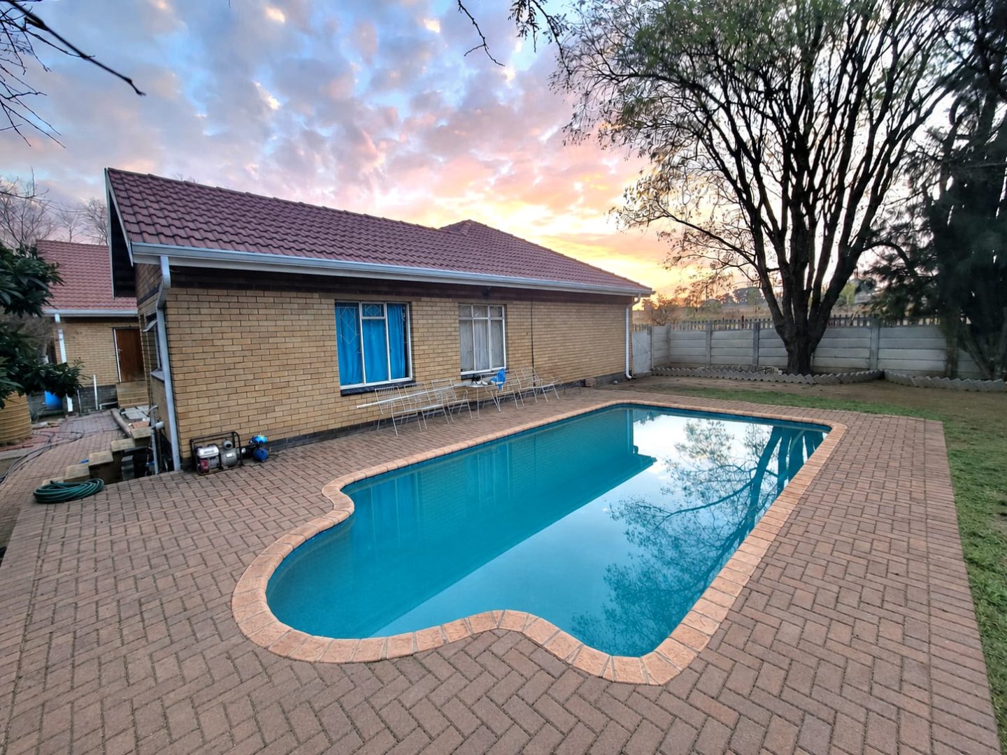 3-Bedroom Face-Brick Home with Solar, Borehole & Pool — Uitsig, Kroonstad photo 2