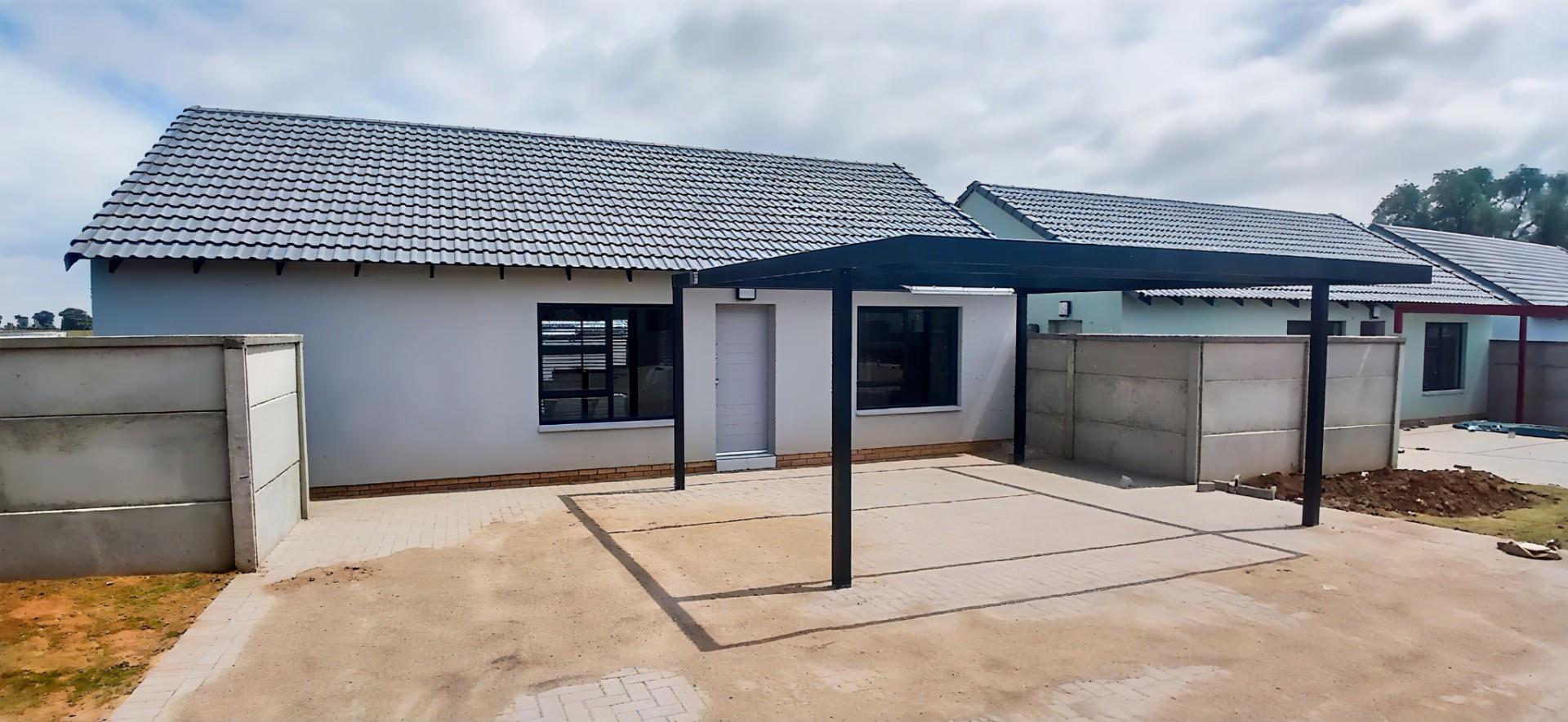Townhouse For Sale in Crystal Park, Pellissier, Bloemfontein photo 3