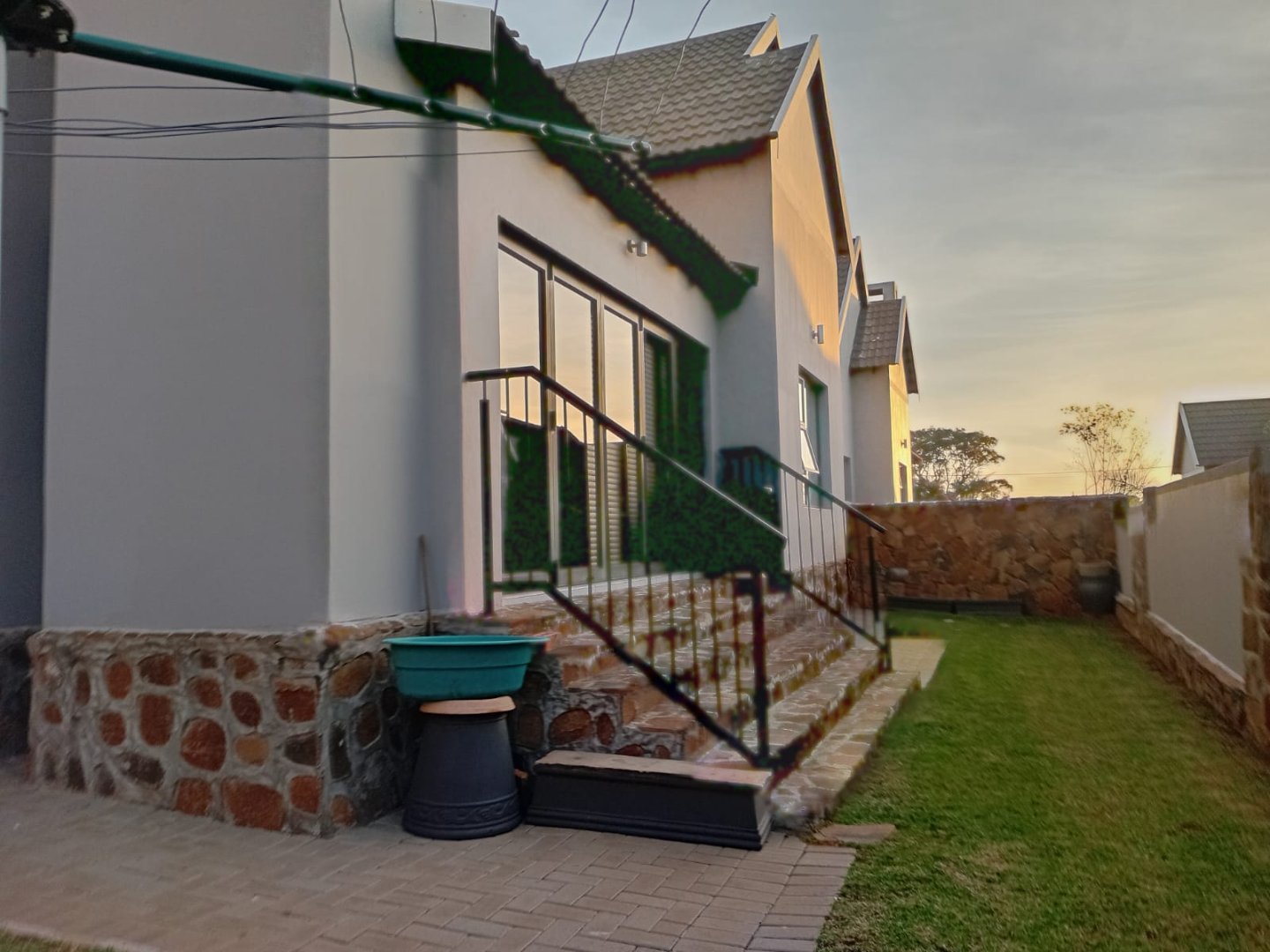 Modern 3-bedroom Free standing photo 2