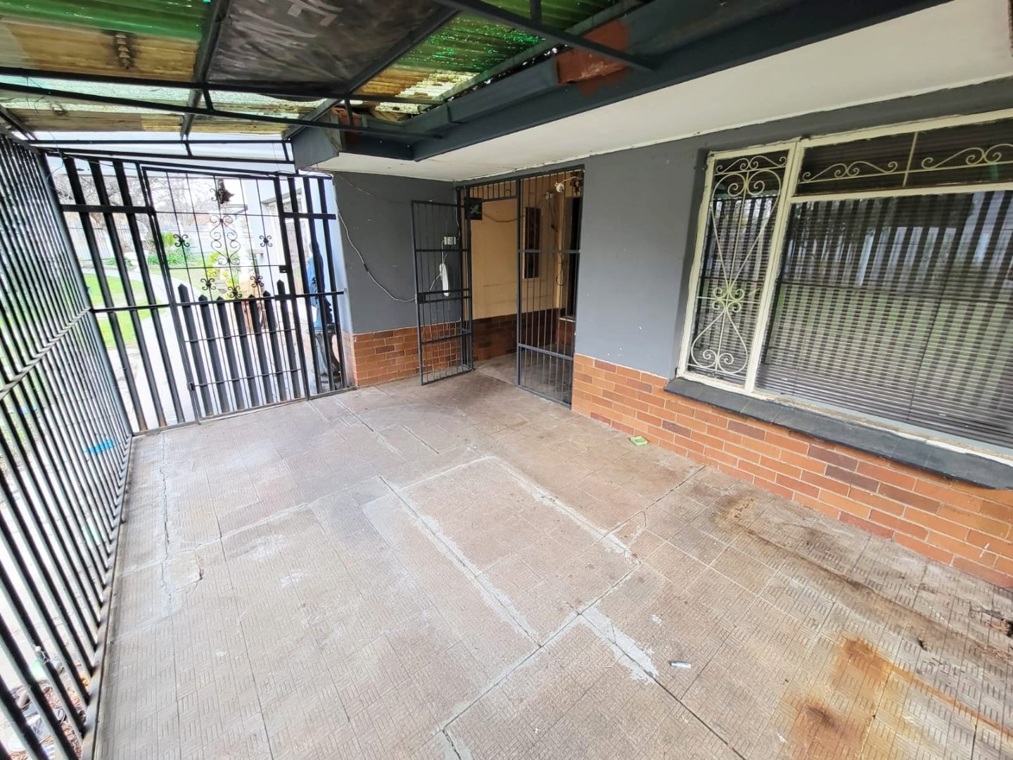Spacious Suidrand Family Home with Bonus Flat & Room to Grow photo 3
