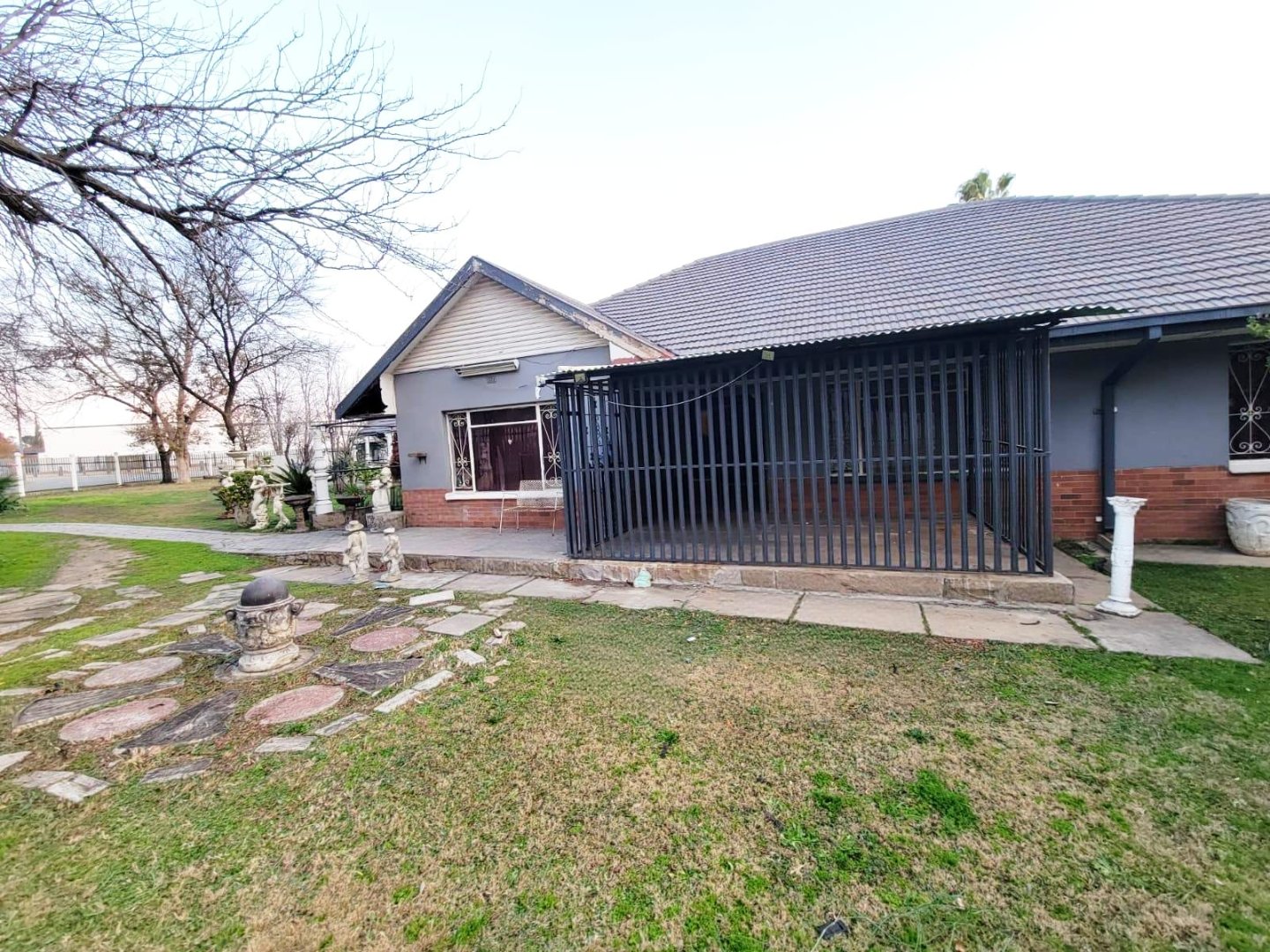 Spacious Suidrand Family Home with Bonus Flat & Room to Grow photo 2
