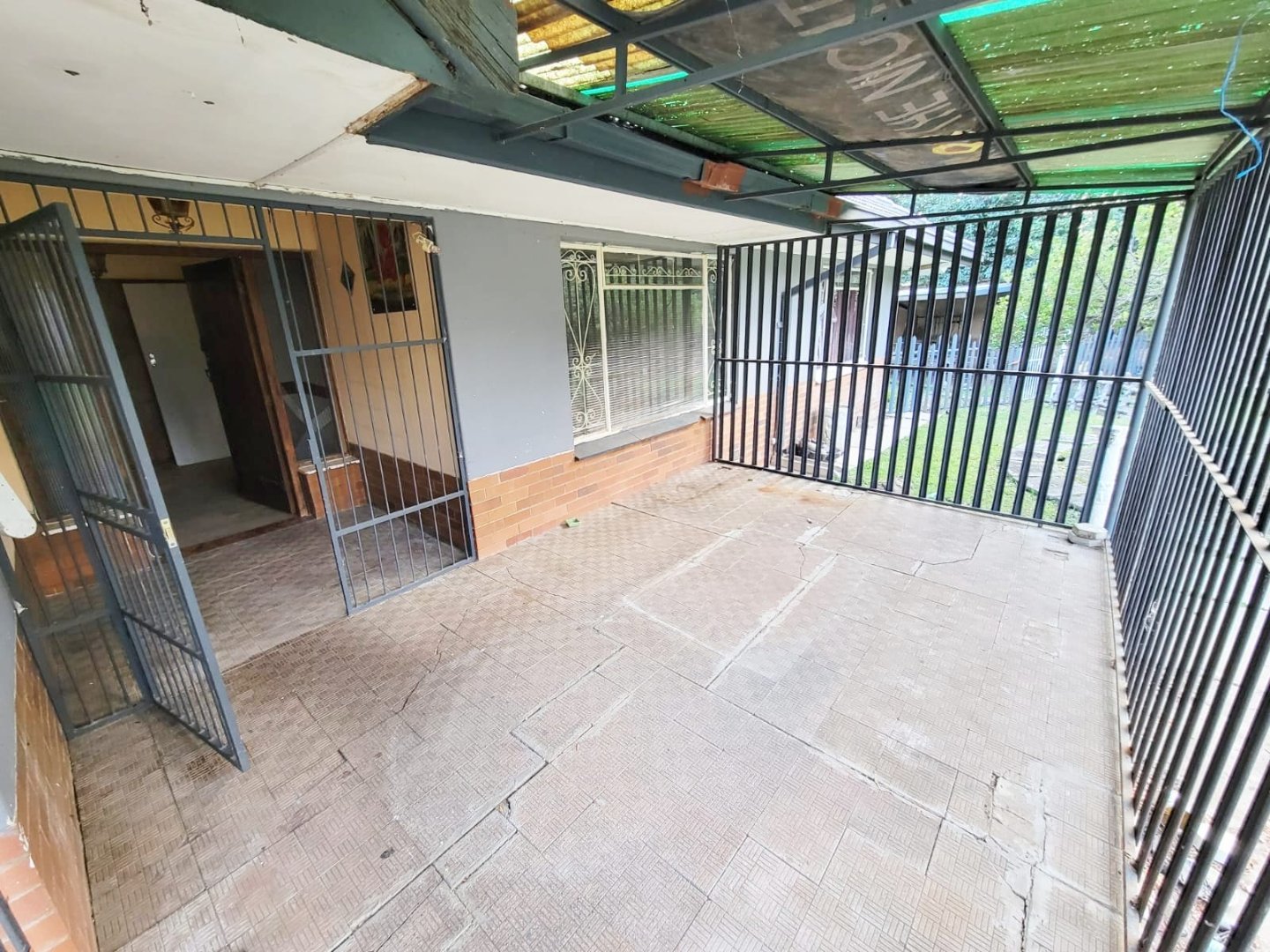 Spacious Suidrand Family Home with Bonus Flat & Room to Grow photo 4