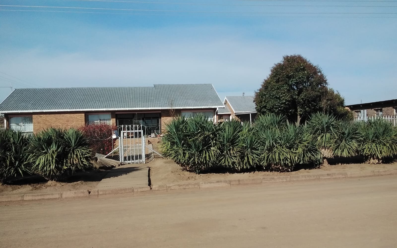 Low Maintenance spacious 3-Bedroom Face brick Family Home  photo 2