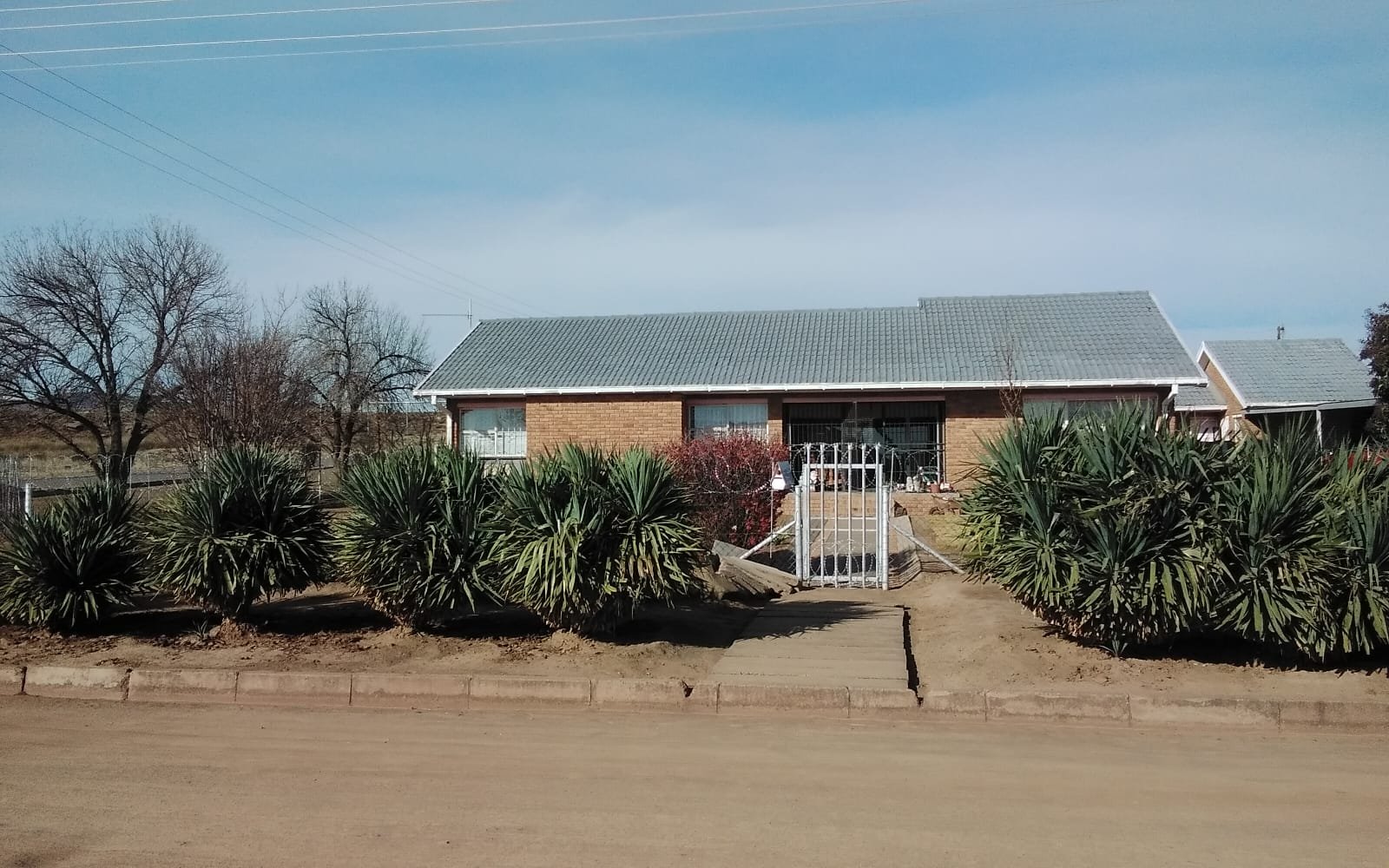 Low Maintenance spacious 3-Bedroom Face brick Family Home  photo 3