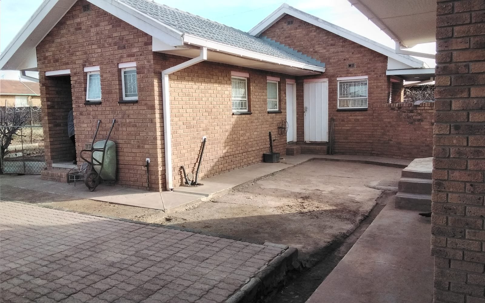 Low Maintenance spacious 3-Bedroom Face brick Family Home  photo 5