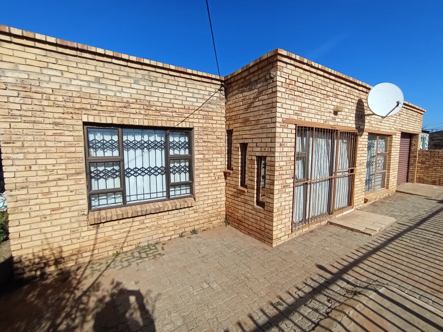 2 Bedroom House For Sale Bergman  photo 2