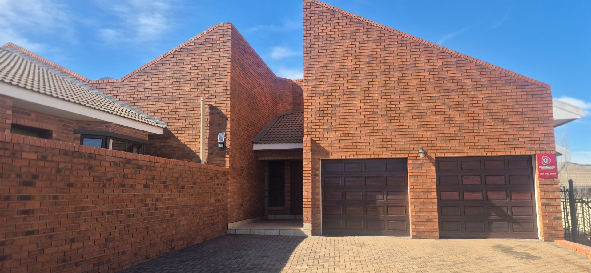 MODERN 3-BEDROOM DUET WITH A SPACIOUS GARDEN AND ENTERTAINMENT AREA in Hillside