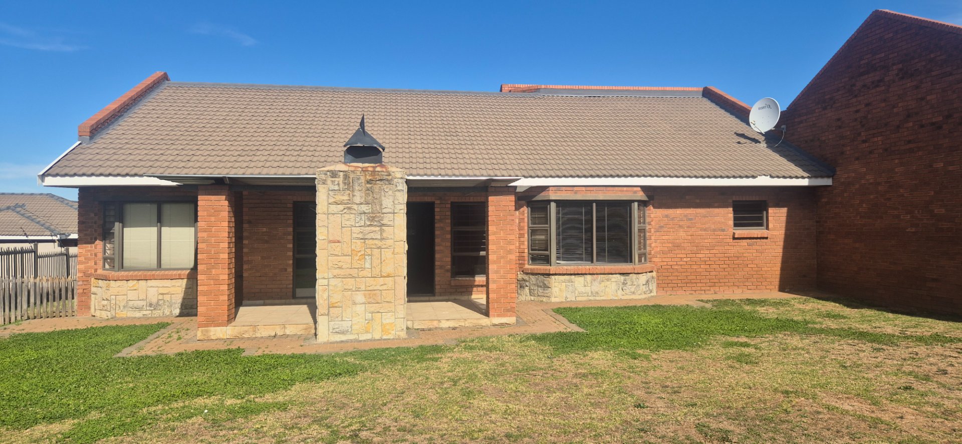 MODERN 3-BEDROOM DUET WITH A SPACIOUS GARDEN AND ENTERTAINMENT AREA in Hillside photo 2