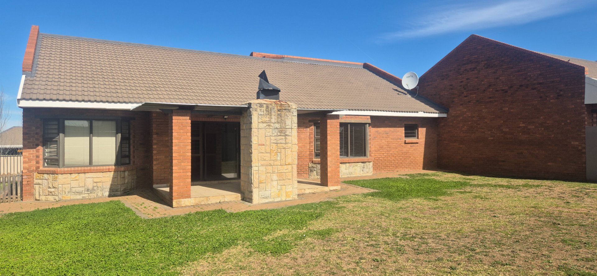 MODERN 3-BEDROOM DUET WITH A SPACIOUS GARDEN AND ENTERTAINMENT AREA in Hillside photo 3