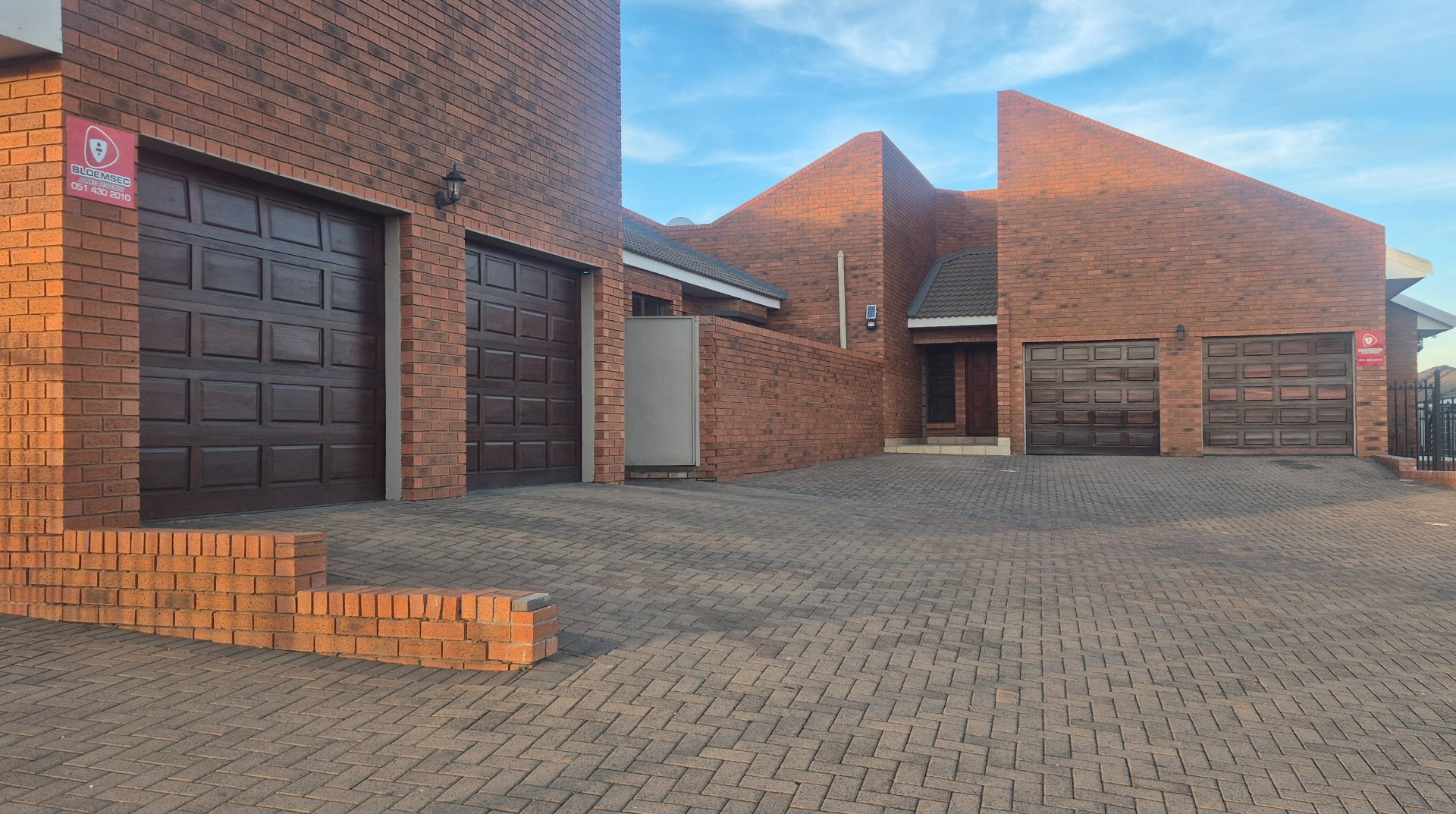 STYLISH 3-BEDROOM DUET IN A PRIME LOCATION .