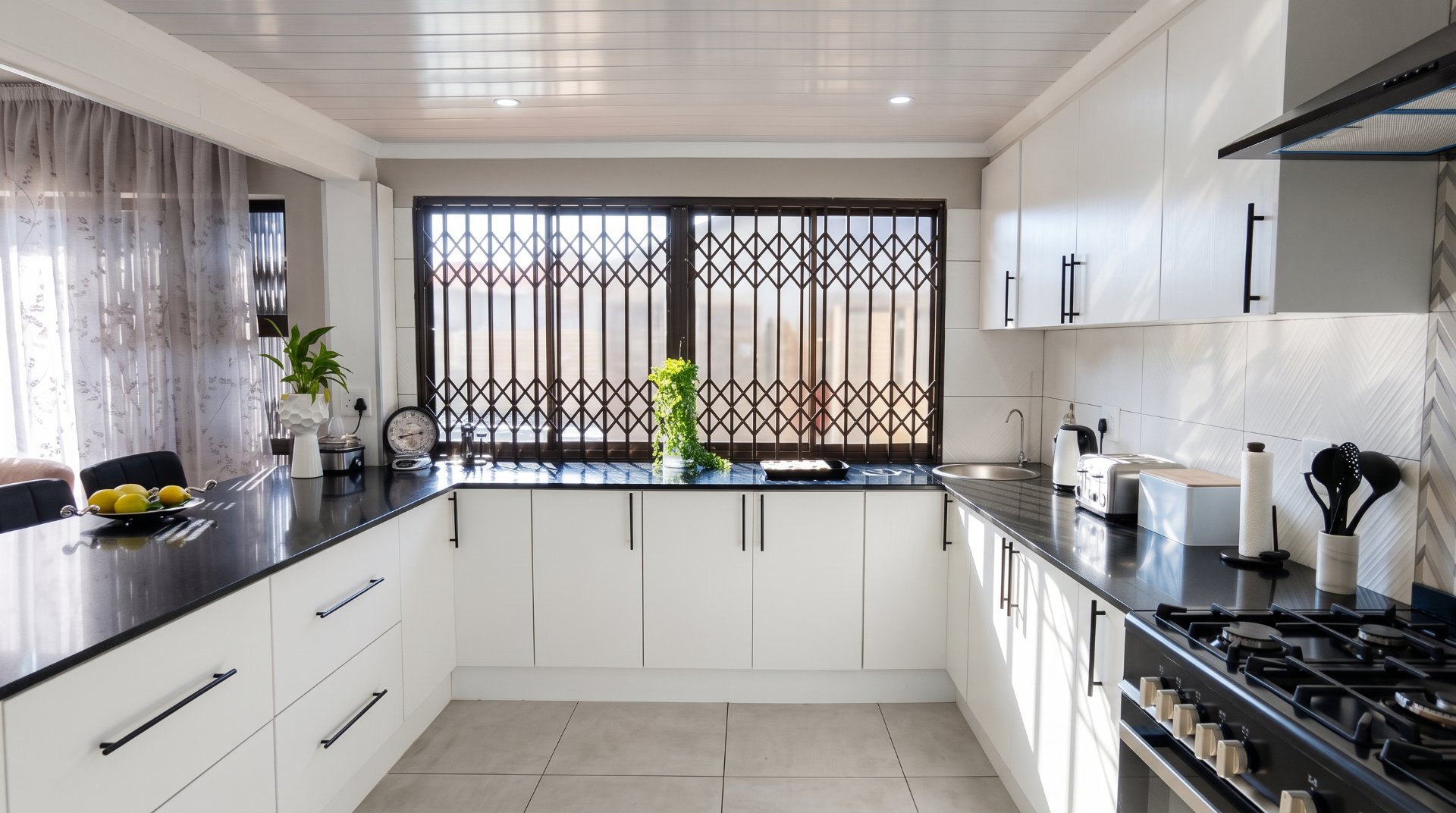 Six-Bedroom Dan Pienaar Family Home With Self-Contained Flatlet photo 3
