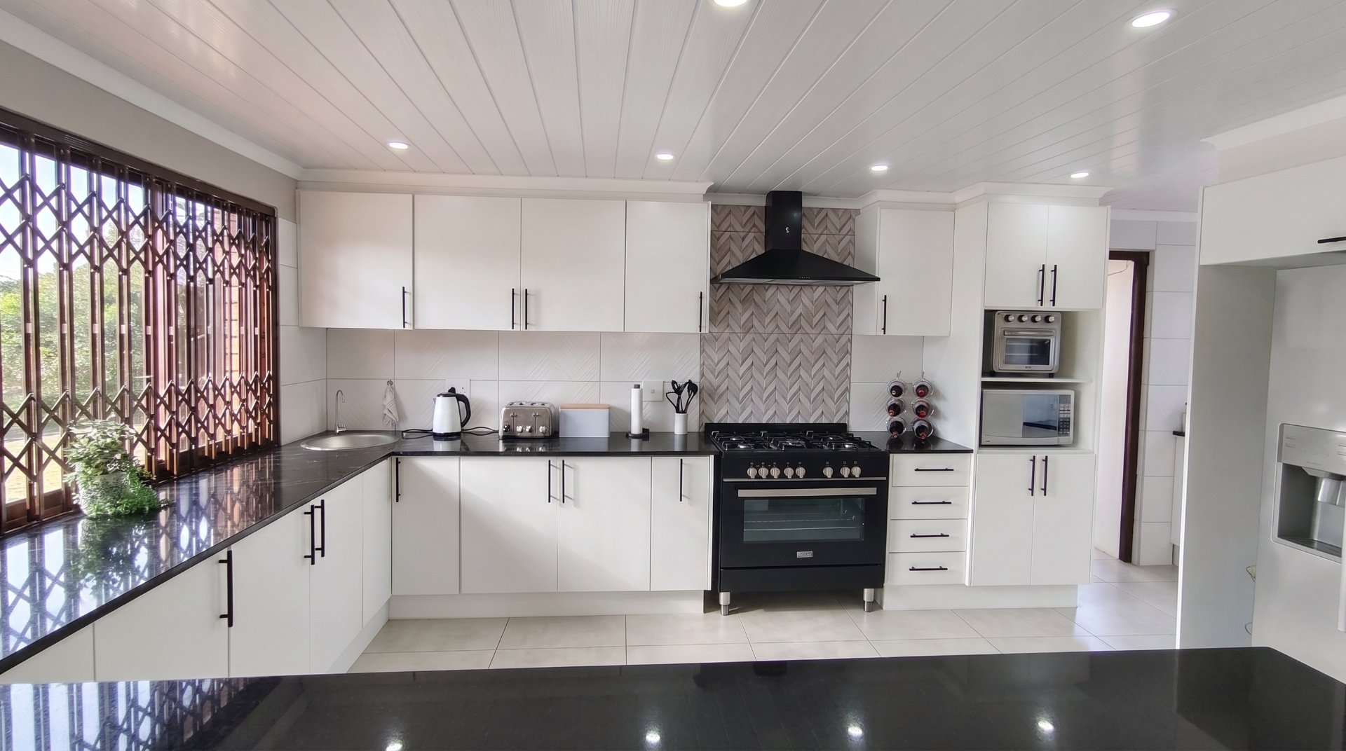 Six-Bedroom Dan Pienaar Family Home With Self-Contained Flatlet photo 2
