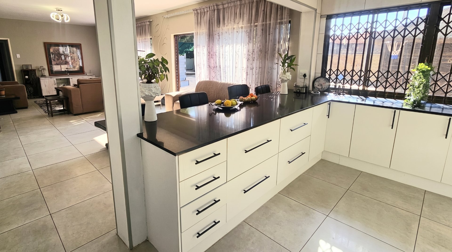 Six-Bedroom Dan Pienaar Family Home With Self-Contained Flatlet photo 4