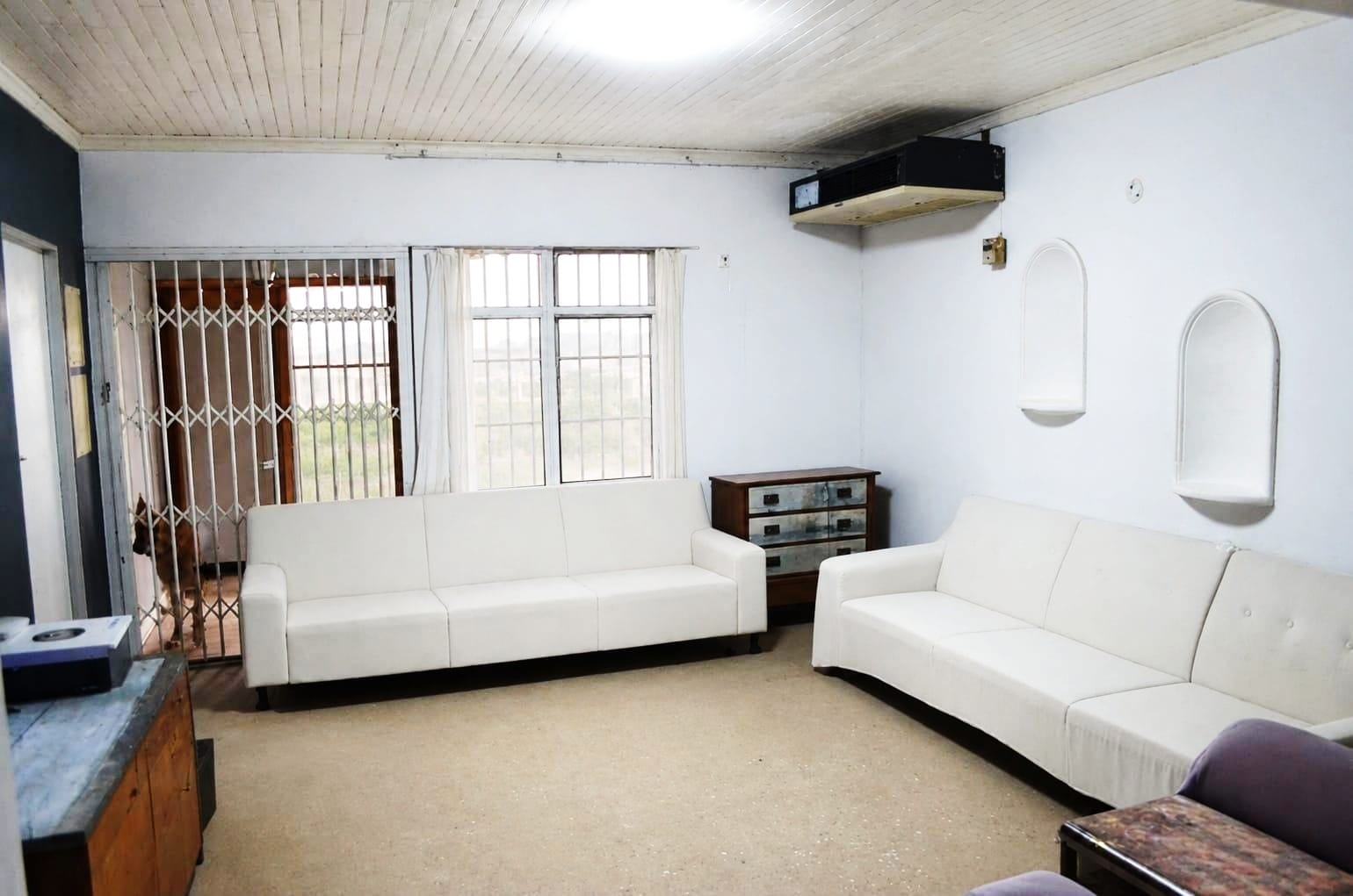 4-Bedroom Family Home with Pool and Braai in Suidrand photo 4