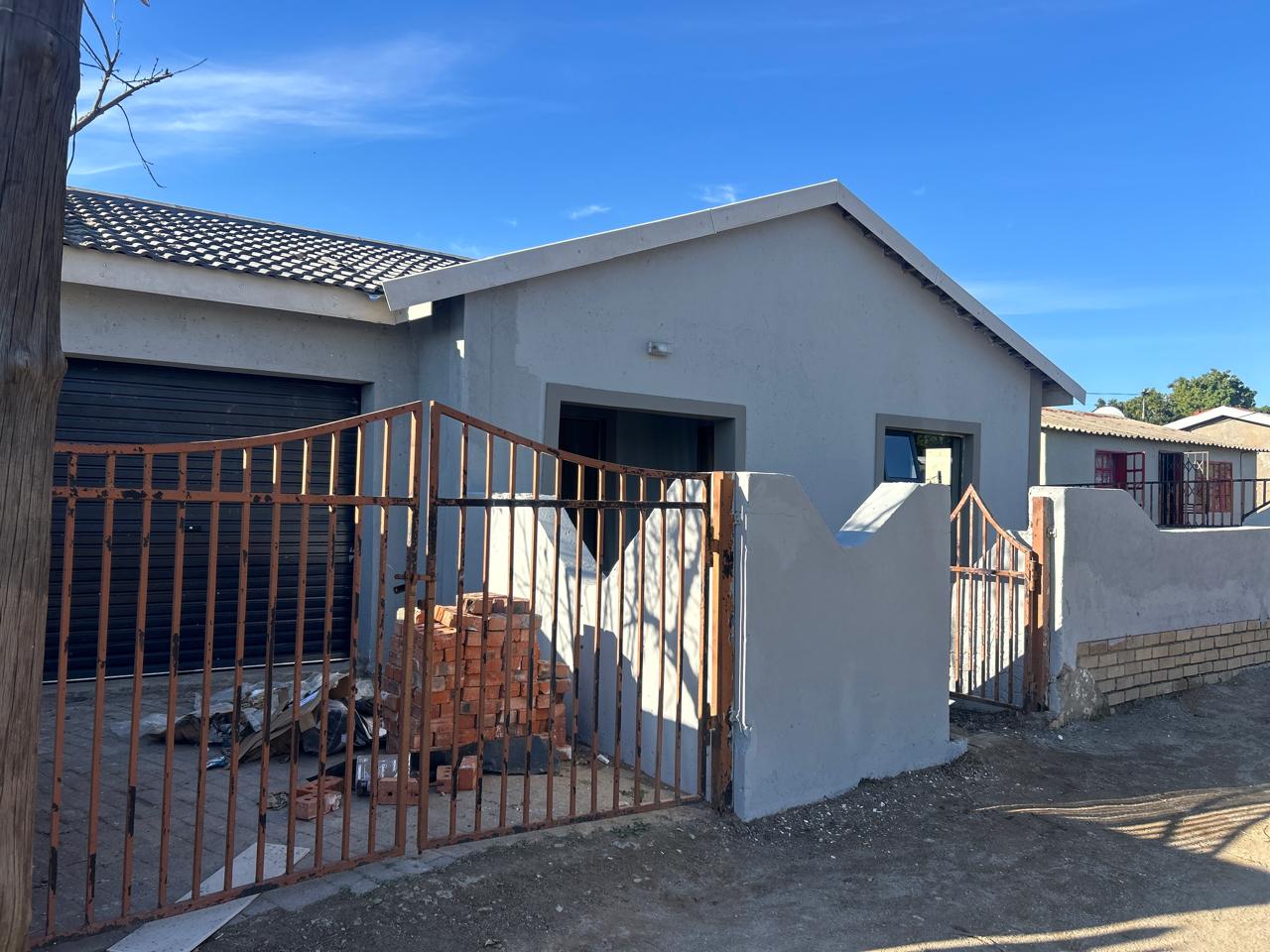 Fenced 3 Bedroom Home with En-Suite Main Bedroom in Rocklands
