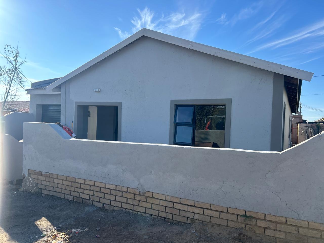 Fenced 3 Bedroom Home with En-Suite Main Bedroom in Rocklands photo 2