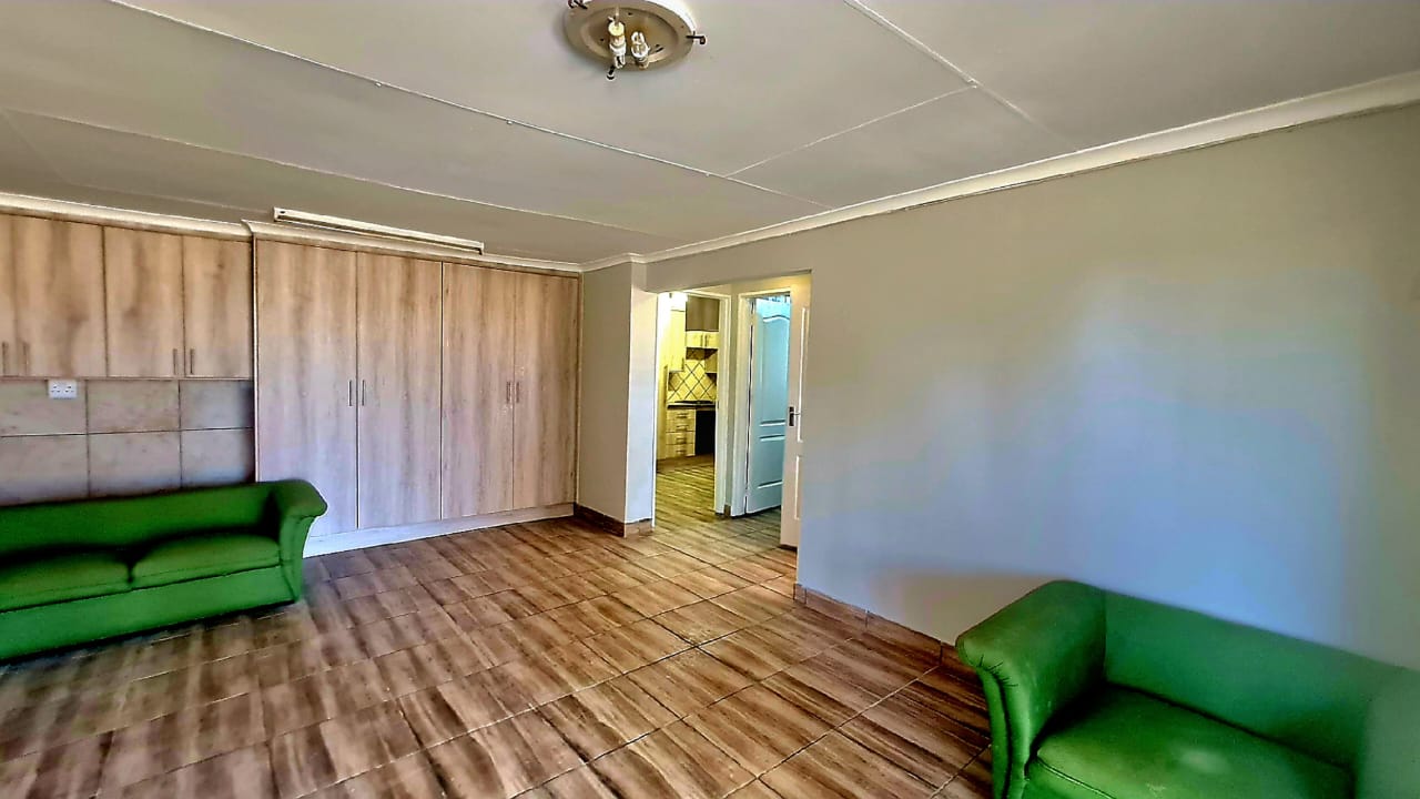 Pet-Friendly Renovated Townhouse on Mimosa Park Smallholding with Double Garage photo 5