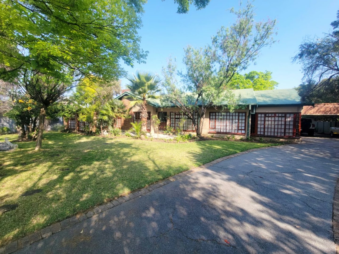 Presidentia Family Home with Pool, Lapa, Flatlet and Double Garage photo 2