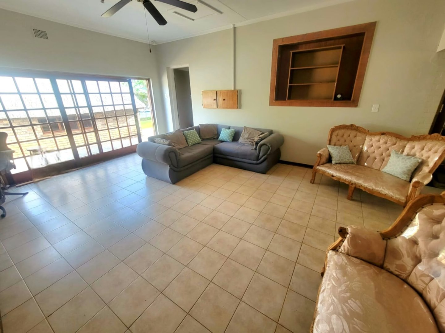 Presidentia Family Home with Pool, Lapa, Flatlet and Double Garage photo 5